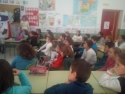 SUPERBOLSA Y SUS AYUDANTES, JUNTO A ASOCIACIÓN DE EMPRESARIOS RIVERA DE GATA VISITAN CEIP DE VALVERDE DEL FRESNO