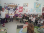 SUPERBOLSA Y SUS AYUDANTES, JUNTO A ASOCIACIÓN DE EMPRESARIOS RIVERA DE GATA VISITAN CEIP DE VALVERDE DEL FRESNO