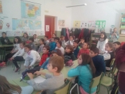 SUPERBOLSA Y SUS AYUDANTES, JUNTO A ASOCIACIÓN DE EMPRESARIOS RIVERA DE GATA VISITAN CEIP DE VALVERDE DEL FRESNO